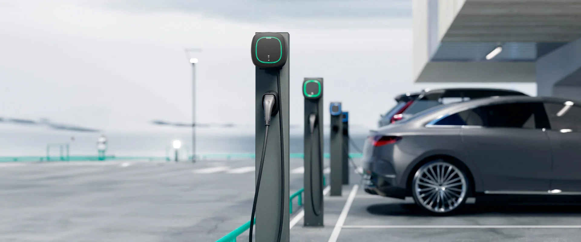 Coche eléctrico cargando en punto de recarga